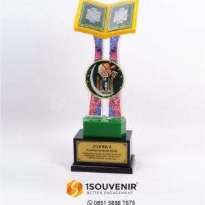 Piala MTQ Tilawah Dewasa Putri Lomba MTQ HMI Cabang Sorong